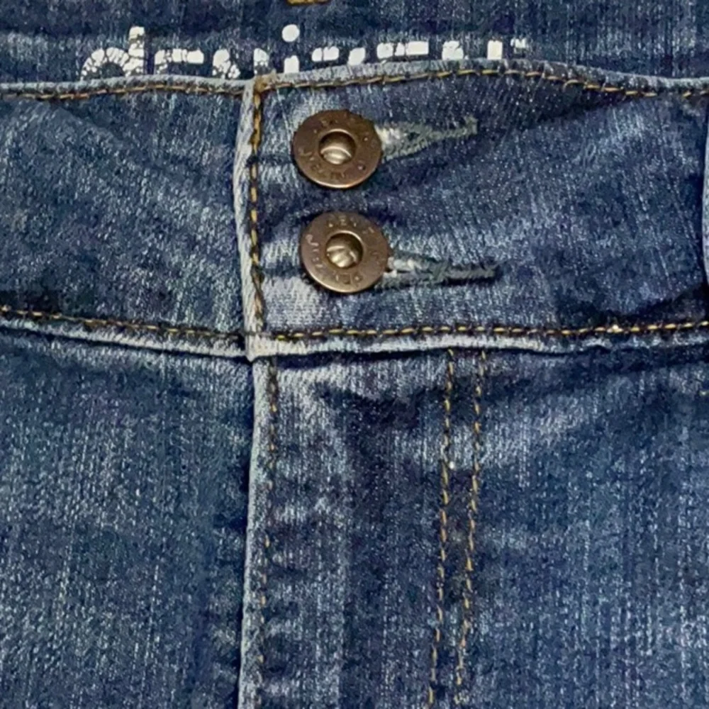 Denizen from Levi’s Classic Stretch Cuffed Blue Jean Shorts ~ Mid Rise ~ Size 10 - Picture 8 of 10